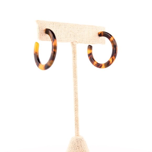 MINIMALIST TORTOISE Resin Hoop Earrings - Picture 8 of 8